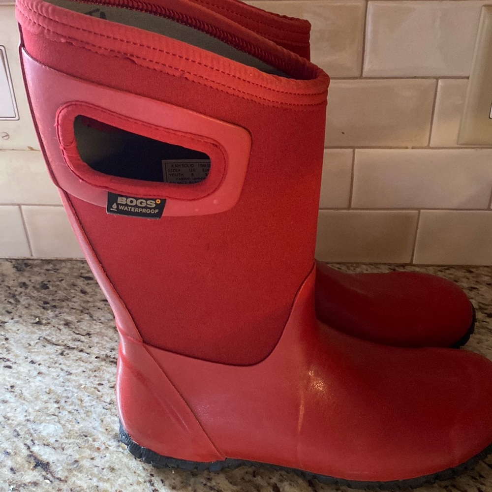 Bogs rain boots GUC.  Plenty of life left in these, runs big.